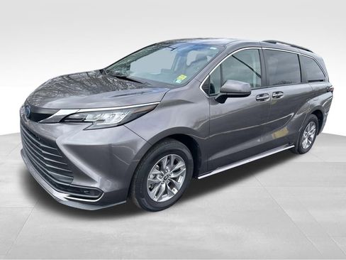 Certified 2022 Toyota Sienna LE image 1