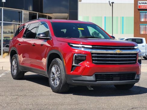 Used 2025 Chevrolet Traverse LT FWD image 2