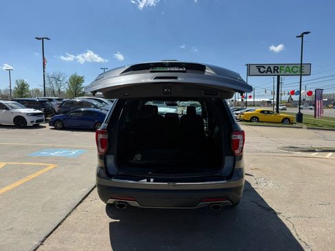 Used 2018 Ford Explorer XLT w/ Equipment Group 202A AWD/4WD image 12