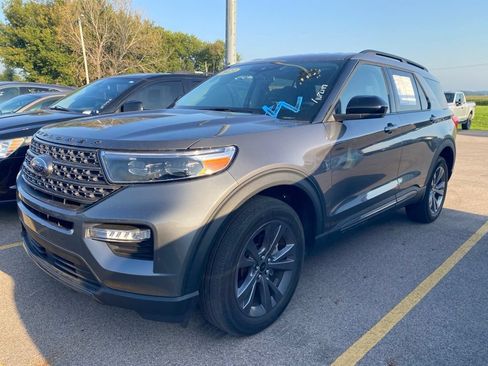 Used 2023 Ford Explorer XLT w/ Equipment Group 202A AWD/4WD image 17