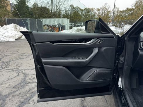 Used 2018 Maserati Levante image 19