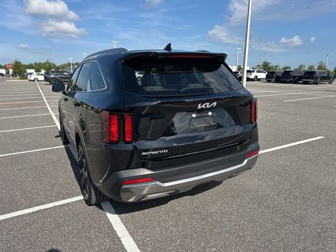 Certified 2025 Kia Sorento EX w/ Panoramic Sunroof Package FWD image 9