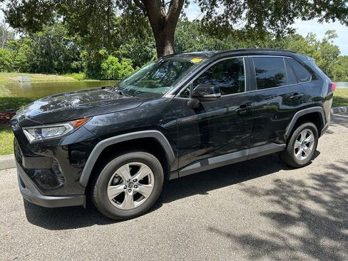 Used 2020 Toyota RAV4 XLE FWD image 2