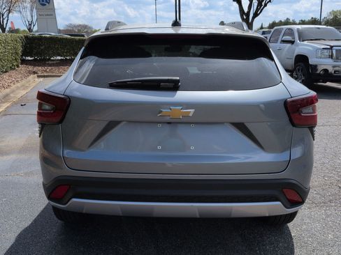 Used 2025 Chevrolet Trax LT w/ LT Convenience Package image 9