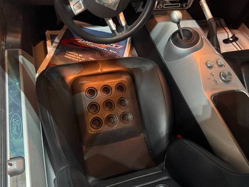 Used 2005 Ford GT RWD image 15