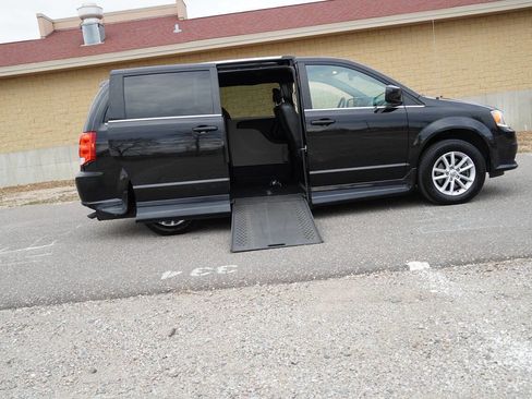 Used 2018 Dodge Grand Caravan SXT image 4