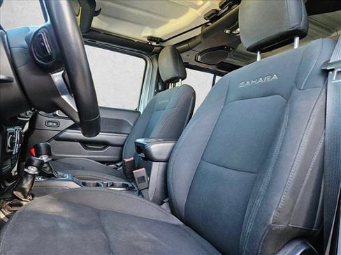 Used 2018 Jeep Wrangler Unlimited Sahara w/ LED Lighting Group AWD/4WD image 13