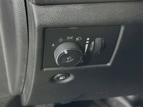 Used 2018 Jeep Grand Cherokee Altitude image 17