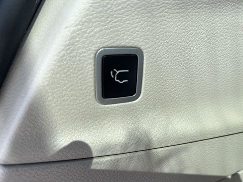 Used 2024 Chrysler Pacifica Touring-L image 23