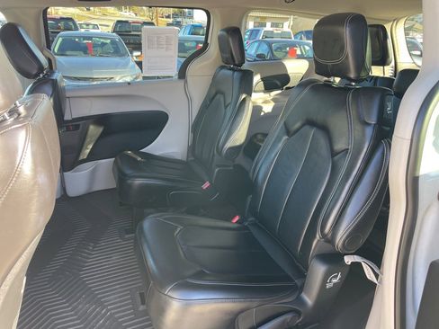 Used 2024 Chrysler Pacifica Touring-L image 11