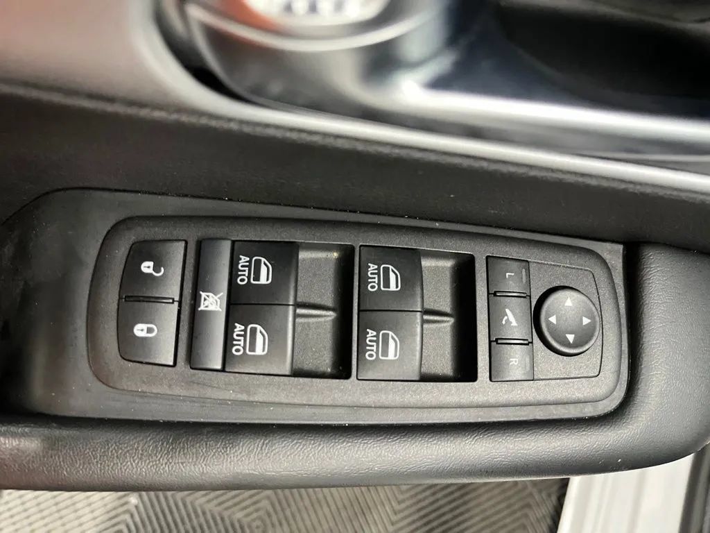Used 2025 Chrysler Pacifica Limited FWD image 21