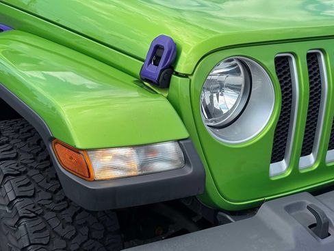 Used 2018 Jeep Wrangler Unlimited Sahara AWD/4WD image 9