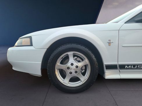 Used 2002 Ford Mustang Convertible RWD image 9