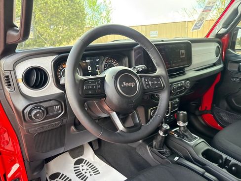 Used 2025 Jeep Wrangler Willys image 14