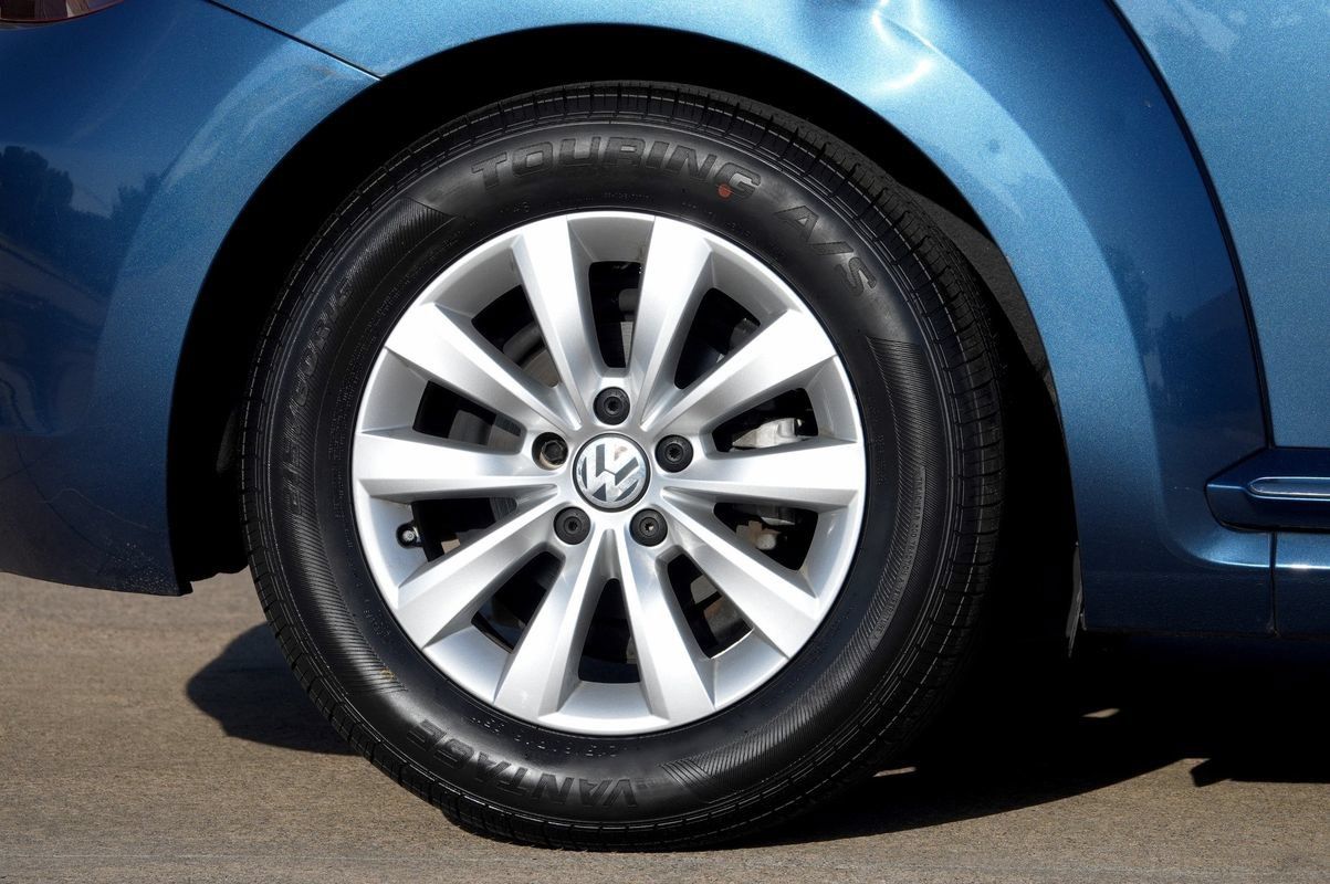 Used 2019 Volkswagen Beetle 2.0T S FWD image 30