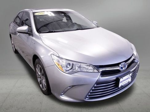 Used 2017 Toyota Camry XLE w/ Moonroof Package image 8