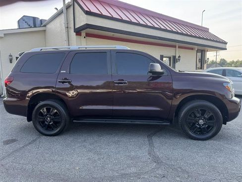 Used 2018 Toyota Sequoia SR5 AWD/4WD image 4