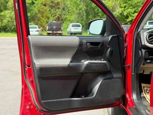 Used 2017 Toyota Tacoma SR5 w/ Tow Package AWD/4WD image 10