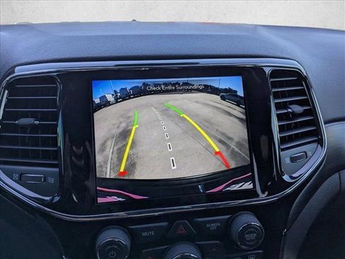 Used 2020 Jeep Grand Cherokee Altitude image 13