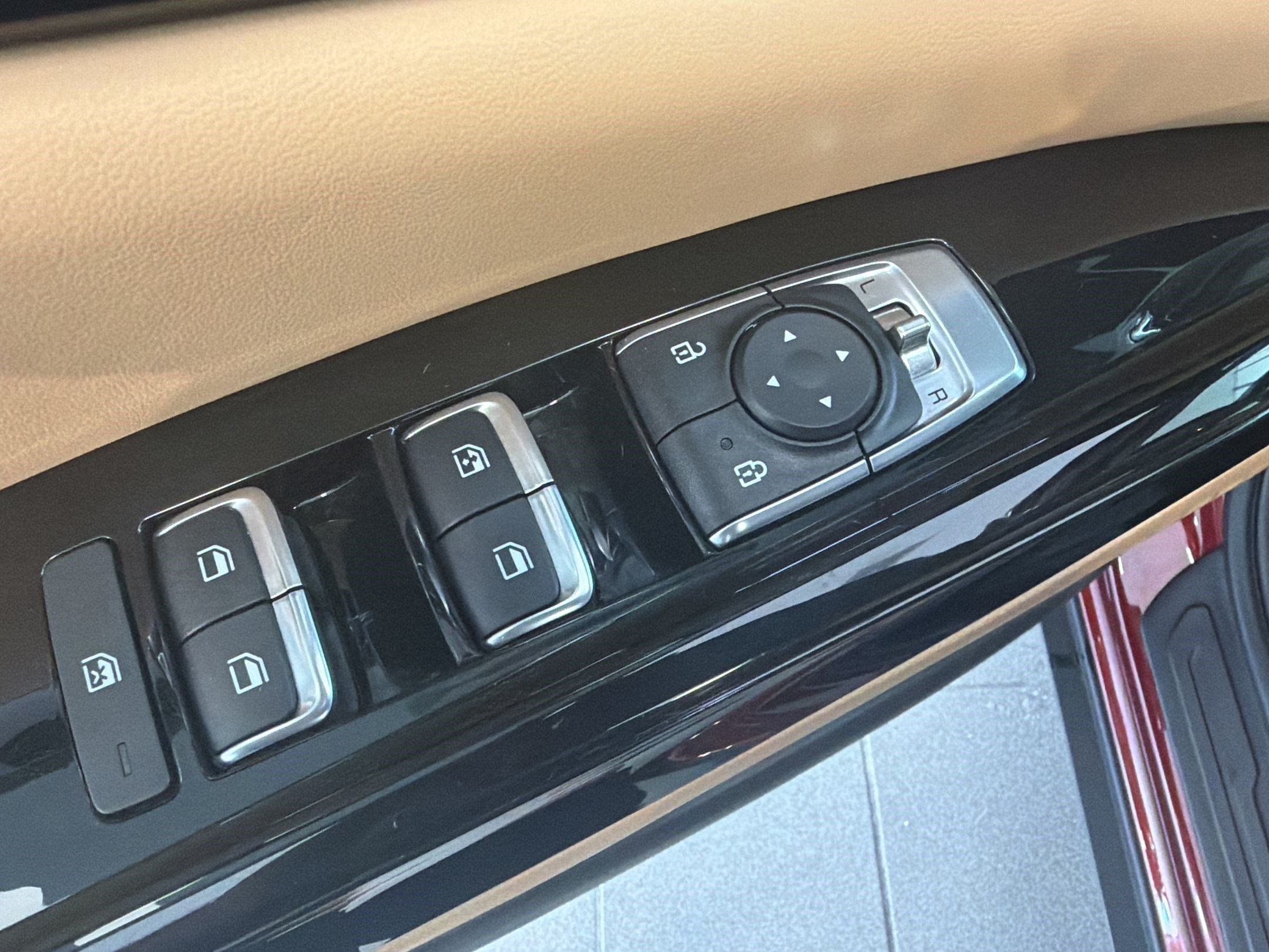 Used 2024 Kia Carnival EX FWD image 15