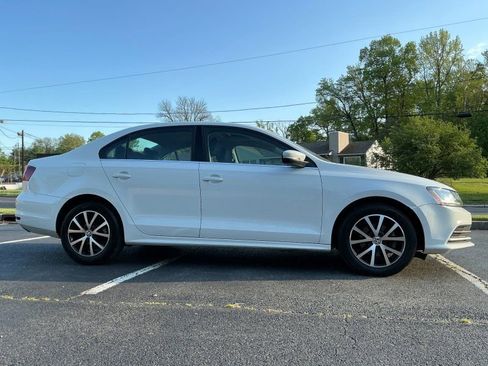 Used 2017 Volkswagen Jetta SE image 3