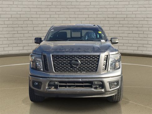 Used 2018 Nissan Titan SV w/ SV Convenience Package image 2