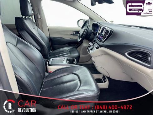 Used 2021 Chrysler Pacifica Touring-L image 43