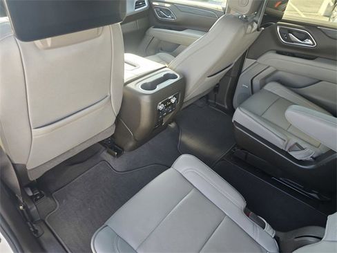 Used 2024 GMC Yukon XL SLT w/ SLT Luxury Package image 13