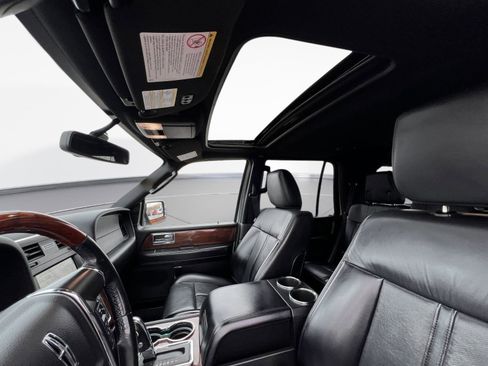 Used 2017 Lincoln Navigator Select image 18