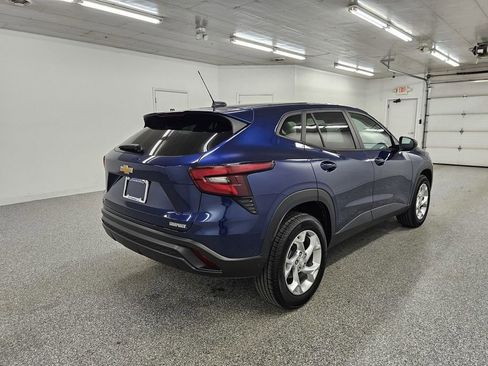 Used 2024 Chevrolet Trax LS w/ LS Convenience Package FWD image 4