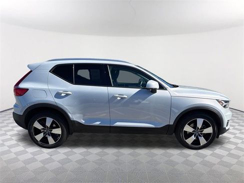 Used 2021 Volvo XC40 T4 Momentum image 4