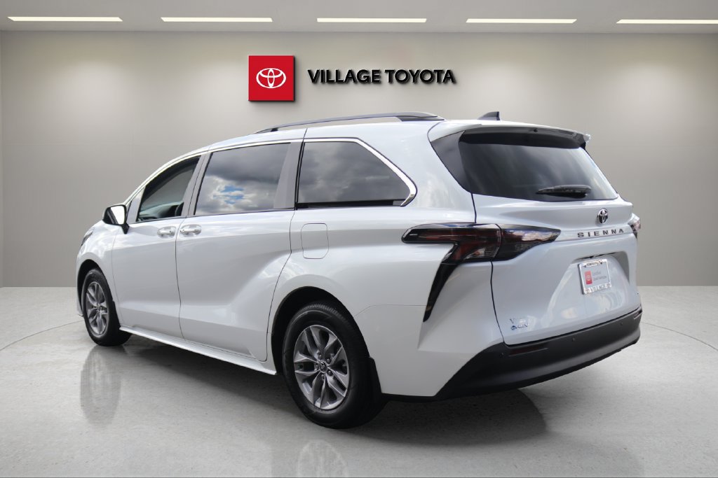 Certified 2026 Toyota Sienna XLE FWD image 3