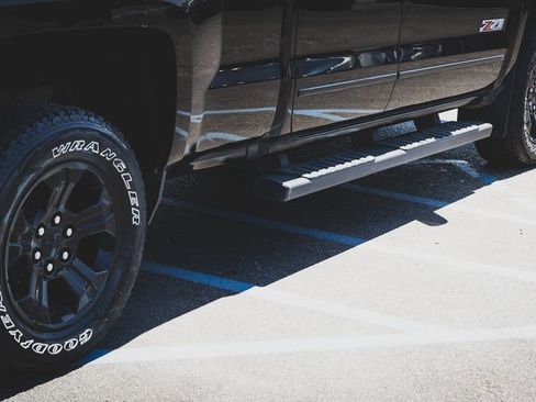 Used 2017 Chevrolet Silverado 1500 LT w/ Midnight Edition AWD/4WD image 28