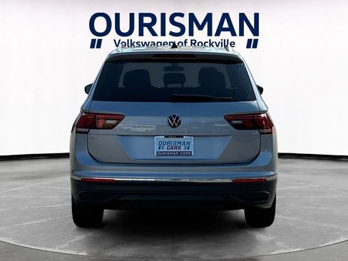 Used 2023 Volkswagen Tiguan SE w/ Panoramic Sunroof Package FWD image 5
