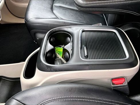 Used 2024 Chrysler Pacifica Touring-L image 15