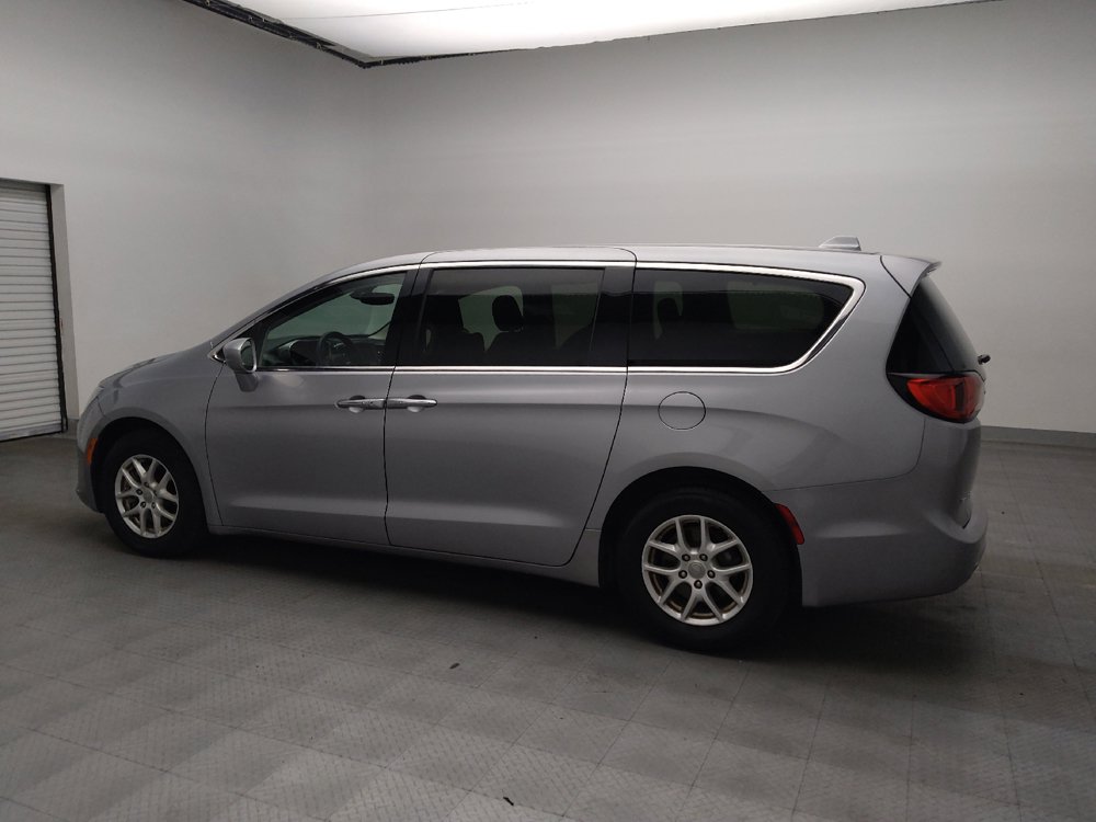 Used 2020 Chrysler Pacifica Touring FWD image 3