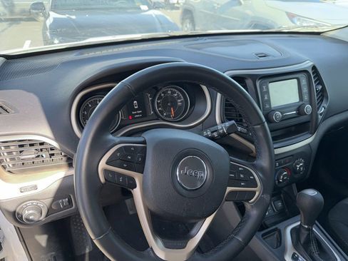 Used 2018 Jeep Cherokee Latitude w/ Altitude Package FWD image 10