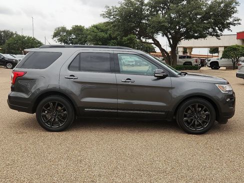 Used 2018 Ford Explorer XLT w/ Equipment Group 202A FWD image 5