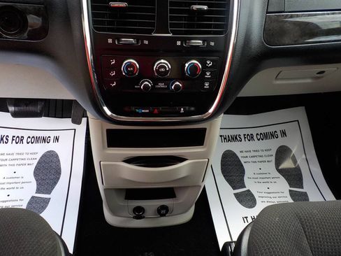 Used 2018 Dodge Grand Caravan SE w/ UConnect Hands-Free Group FWD image 19