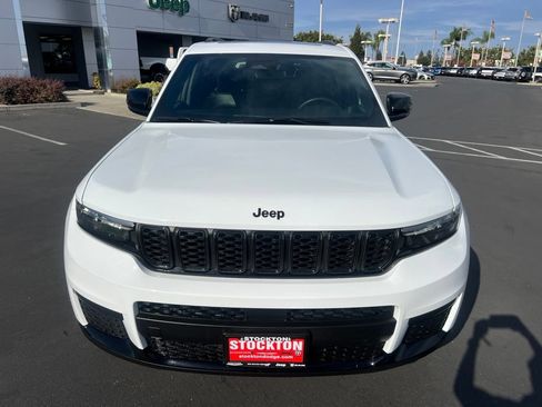Used 2023 Jeep Grand Cherokee L Laredo AWD/4WD image 8