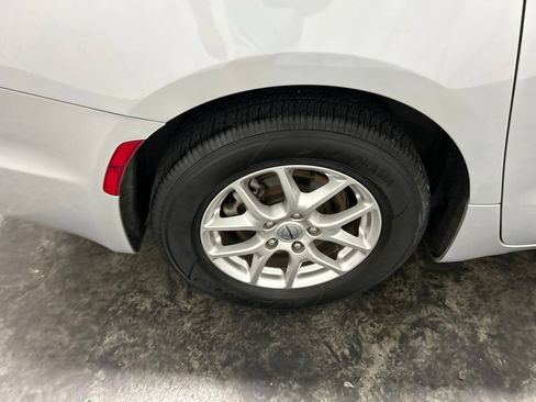 Used 2024 Chrysler Pacifica Touring-L FWD image 10