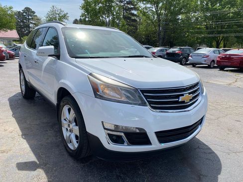 Used 2017 Chevrolet Traverse LT w/ Style and Technology Package FWD image 3