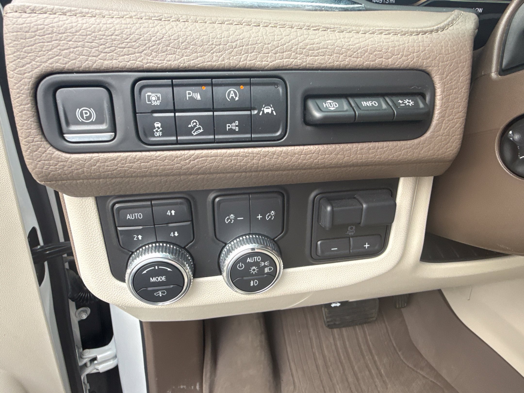 Used 2023 GMC Yukon Denali w/ Advanced Technology Package AWD/4WD image 14