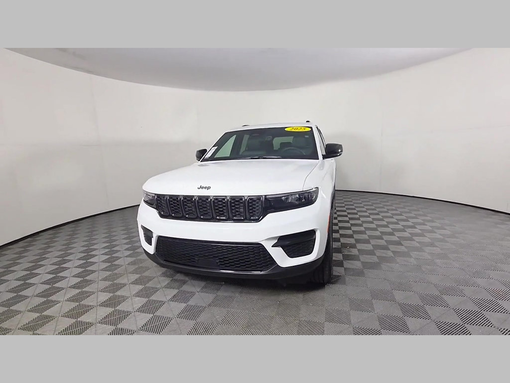 Used 2025 Jeep Grand Cherokee Altitude AWD/4WD image 53
