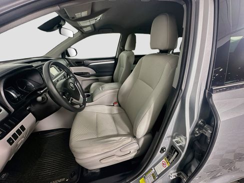 Used 2017 Toyota Highlander LE FWD image 13