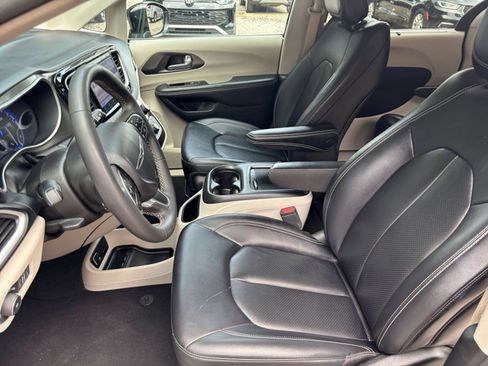 Used 2024 Chrysler Pacifica Touring-L FWD image 28