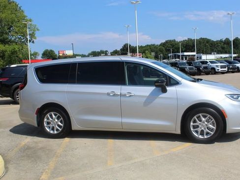 Used 2024 Chrysler Pacifica Touring-L FWD image 9