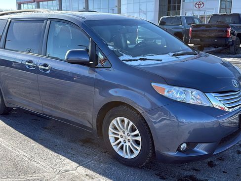 Used 2015 Toyota Sienna XLE image 1