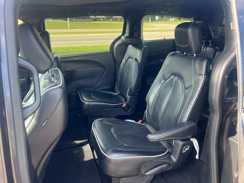 Used 2022 Chrysler Pacifica Limited w/ S Appearance Package FWD image 15