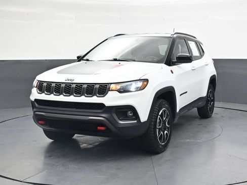 Used 2025 Jeep Compass Trailhawk w/ Trailhawk Convenience Group AWD/4WD image 13